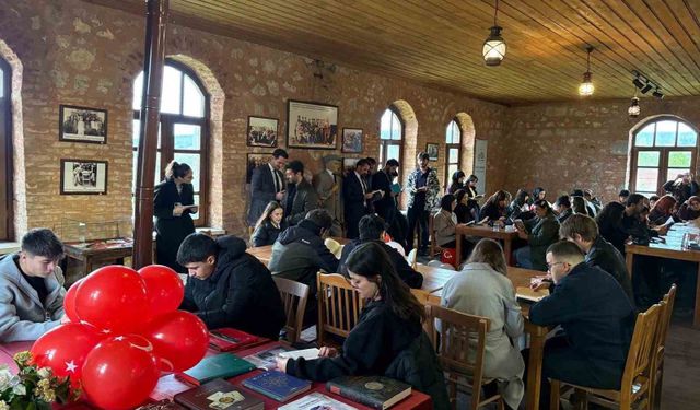 Balıkesirli üniversite öğrencileri Akbaş İlkokulunda kitap okudu