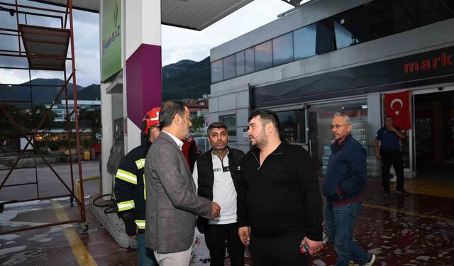 Başkan Çavuşoğlu, Pamukkale'deki yangının ardından işletme sahiplerini ziyaret etti