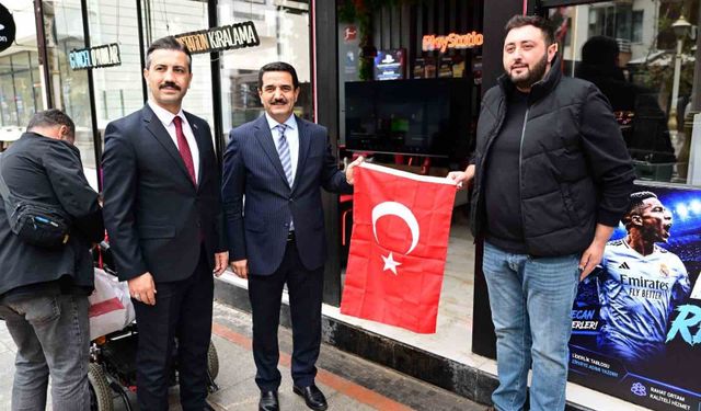 Battalgazi'de Başkan Taşkın, vatandaşlara Türk bayrağı hediye etti