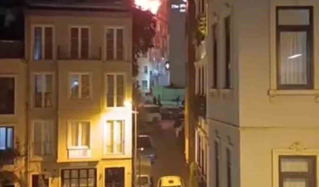 Beyoğlu'nda 6 katlı binanın çatısında yangın paniği yaşandı