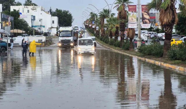 Bodrum'da etkili sağanak yağış yolları suyla kapladı
