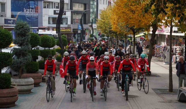 Bolu'da Cumhuriyet'in 103'üncü yılı için bisiklet turu düzenlendi