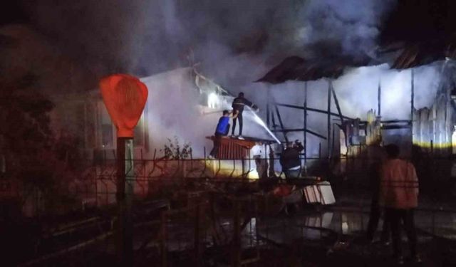 Bolu'da Samanlıktaki Yangın Korkuttu: Alevler Evin Çatısına Sıçradı