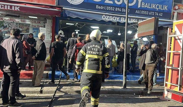 Burdur'daki balıkçıda bacada yangın, satışlar devam etti