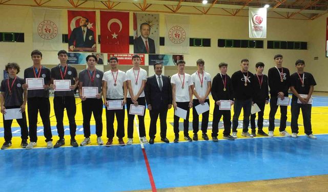 Burhaniye'de Cumhuriyet Kupası Turnuvası ödülleri dağıtıldı