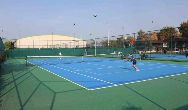 Bursa'da 29 Ekim Cumhuriyet Tenis Turnuvası düzenlendi