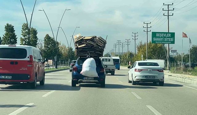 Bursa'da Karton Yükleyen Sürücü Trafikte Dikkat Çekti