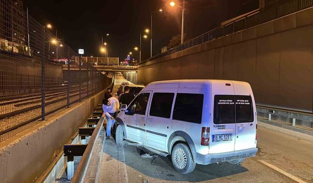 Bursa'da otomobile çarpan motosiklet sürücüsü hastaneye kaldırıldı