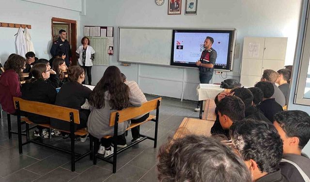 Çanakkale'de Jandarma, Okul Önlerinde Denetimlerini Sürdürüyor