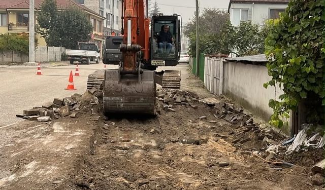 Çilimli'de yıpranan kaldırımlar yenileniyor