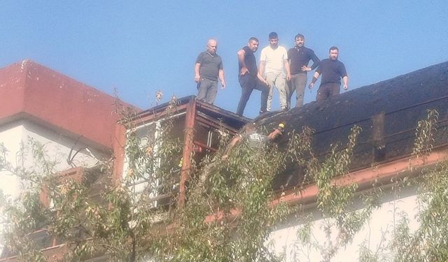 Çivril'de 4 Katlı Apartmanın Çatısında Yangın Paniği