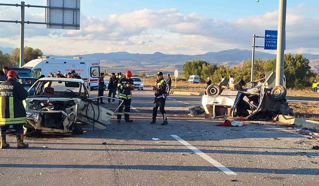Çorum'da iki otomobil çarpıştı, 9 yaşındaki çocuk hayatını kaybetti