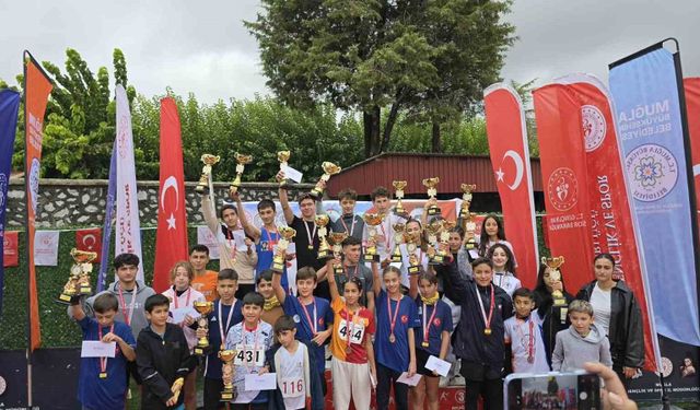 Cumhuriyet Koşusu'nda dereceye giren sporculara ödülleri verildi