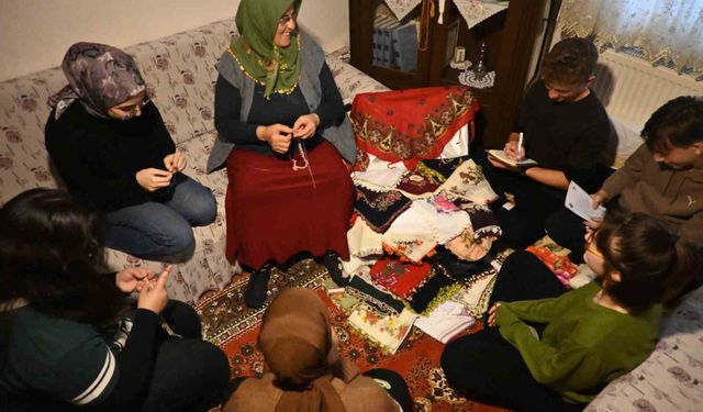 Denizli'de Öğrenciler 'Sandıktaki Hafıza' Projesiyle Geçmişi Yaşatıyor