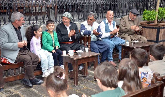 Diyarbakır'da çocuklar dengbajlarla buluşarak kültürel mirası tanıdı
