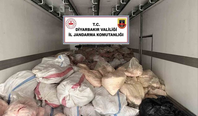 Diyarbakır'da jandarma 8 ton elverişsiz hayvansal yağ ele geçirdi