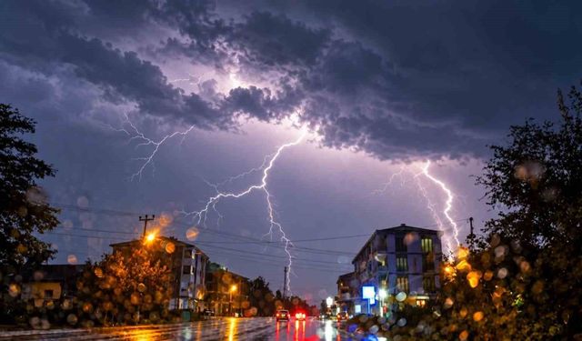 Düzce'de Gece Yarısı Gök Gürültüsüyle Gelen Sağanak Yağış