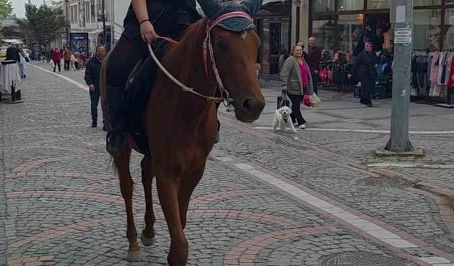 Edirne'de atıyla caddelerde dolaşan kadın ilgi çekti