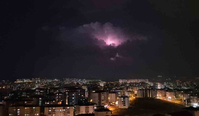 Elazığ'da bulutlar arasında meydana gelen şimşek gösterisi