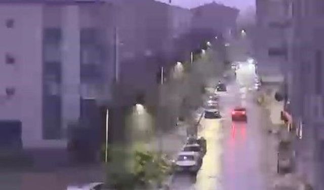 Elazığ'da Gök Gürültüsü ve Şimşek Geceyi Aydınlattı