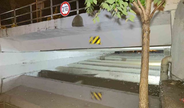 Elazığ'da Sağanak Yağış Alt Geçitte Su Seviyesini 2,10 Metreye Yükseltti