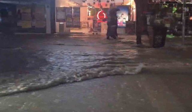 Elazığ'da Sağanak Yağış Caddeleri Dereye Dönüştürdü