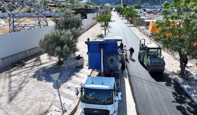 Emlakdere Mahallesi'nde 2 Kilometrelik Yol Sıcak Asfaltla Yenilendi