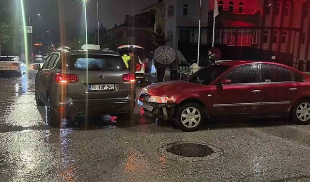 Erzurum'da Kavşakta Otomobil Çarpışması: 1 Kişi Yaralandı