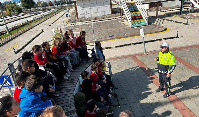 Erzurum'da öğrenciler trafik eğitimi aldı