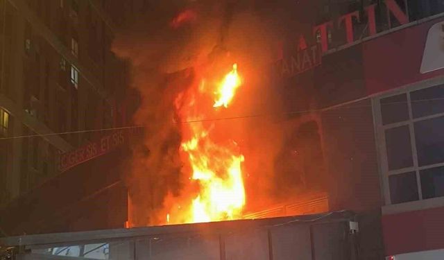 Esenyurt'ta İki Katlı İş Yerinde Yangın Çıktı: 1 Yaralı