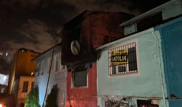 Fatih'teki 2 Katlı Bina Korkutan Yangınla Küle Döndü