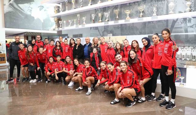 Fethi Demircan ve Didem Karagenç, A Milli Kadın Takımı'nın Kampını Ziyaret Etti