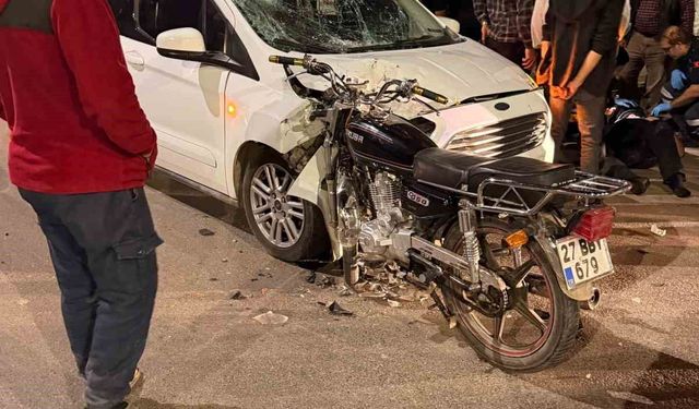 Gaziantep'te motosiklet ile hafif ticari araç çarpıştı