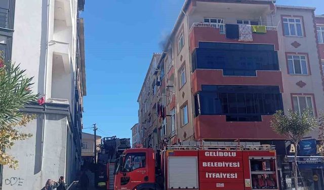 Gelibolu'da Apartmanda Yangın Paniği: Ekipler Hızla Müdahale Etti