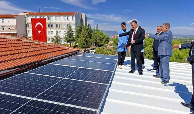 Gördes'te Güneş Enerjisi ile Okul Enerji Üretmeye Başladı