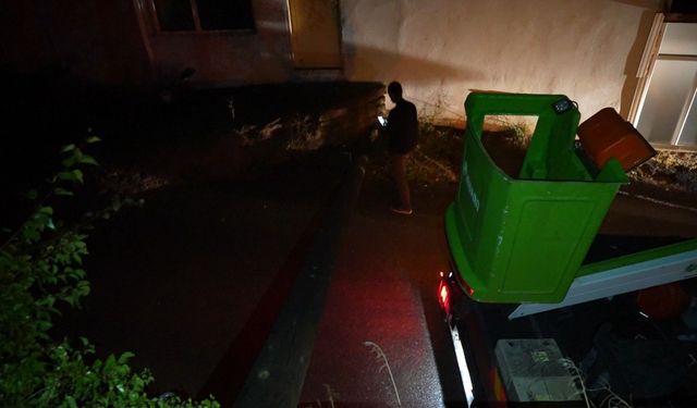 Gümüşhane'de devrilen elektrik direği 80 yaşındaki kadının bahçesine düştü
