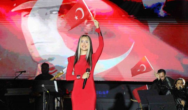 Hande Ünsal Amasya'da Cumhuriyet Bayramı konseri verdi