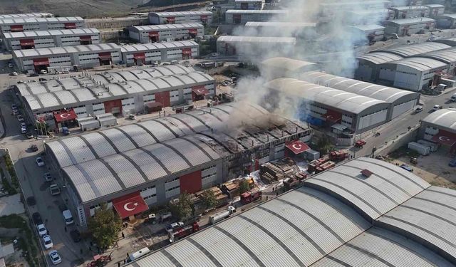 Hatay'da mobilya fabrikasında çıkan yangın havadan görüntülendi