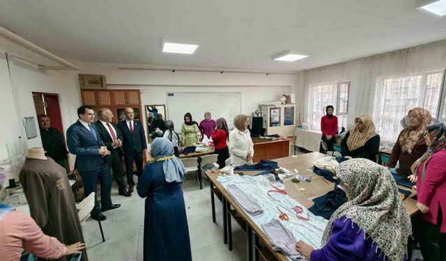 Hisarcık Kaymakamı Atam, Halk Eğitimi Kurslarını Ziyaret Etti