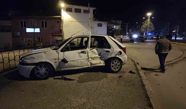 Isparta Yalvaç'ta otomobillerin çarpışması sonucu 3 kişi yaralandı