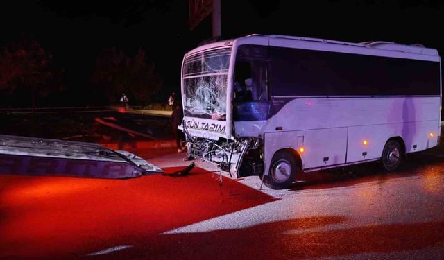 Isparta'da tarım işçilerini taşıyan midibüs ile tır çarpıştı