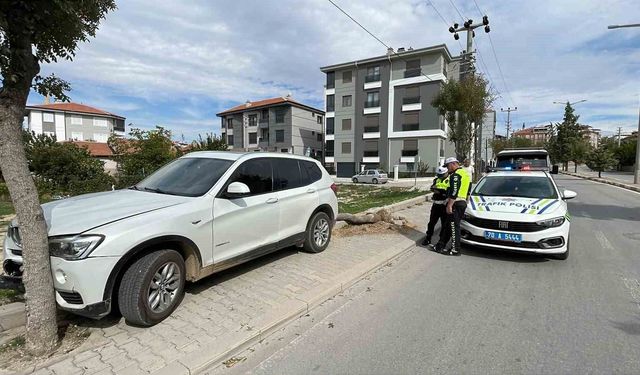Karaman'da Kontrolden Çıkan Cip, Kaldırımdaki Ağacı Devirerek Maddi Hasara Yol Açtı