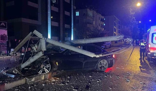 Karaman'da Otomobil Aydınlatma Direğini Devrerek Kaza Yaptı: 2 Yaralı