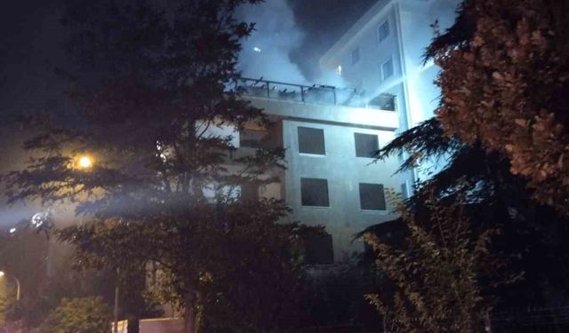Kartal'da Metruk Bina Çatısında Yangın Paniği