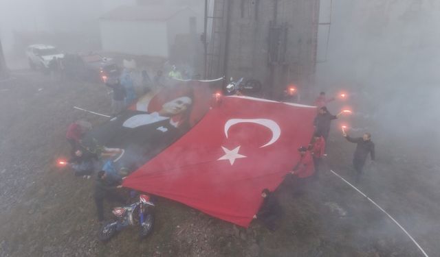 Kartepe'de Türk bayrağı zirveye ulaştırıldı