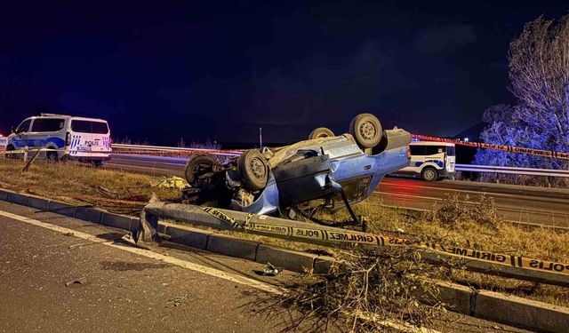 Kayseri'de Otomobil Aydınlatma Direğine Çarparak Takla Attı: İki Kişi Ağır Yaralı