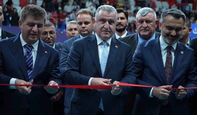 Kırıkkale'de Yeni Spor Salonu Açılışı: Gençlik ve Spor Bakanı Bak'tan Önemli Mesajlar