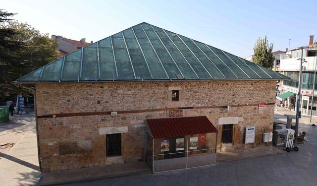 Kırşehir'in Tarihi Çarşı Camii, Kırlangıç Tavanıyla Göz Kamaştırıyor