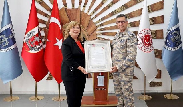 Kızılay, Tuğgeneral Mustafa Baş'a Kurumsal Gümüş Madalya verdi