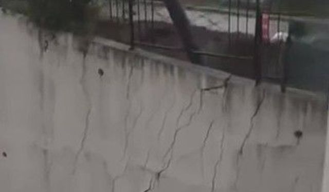Kocaeli'de sağanak yağış sonrası dev istinat duvarı çöktü